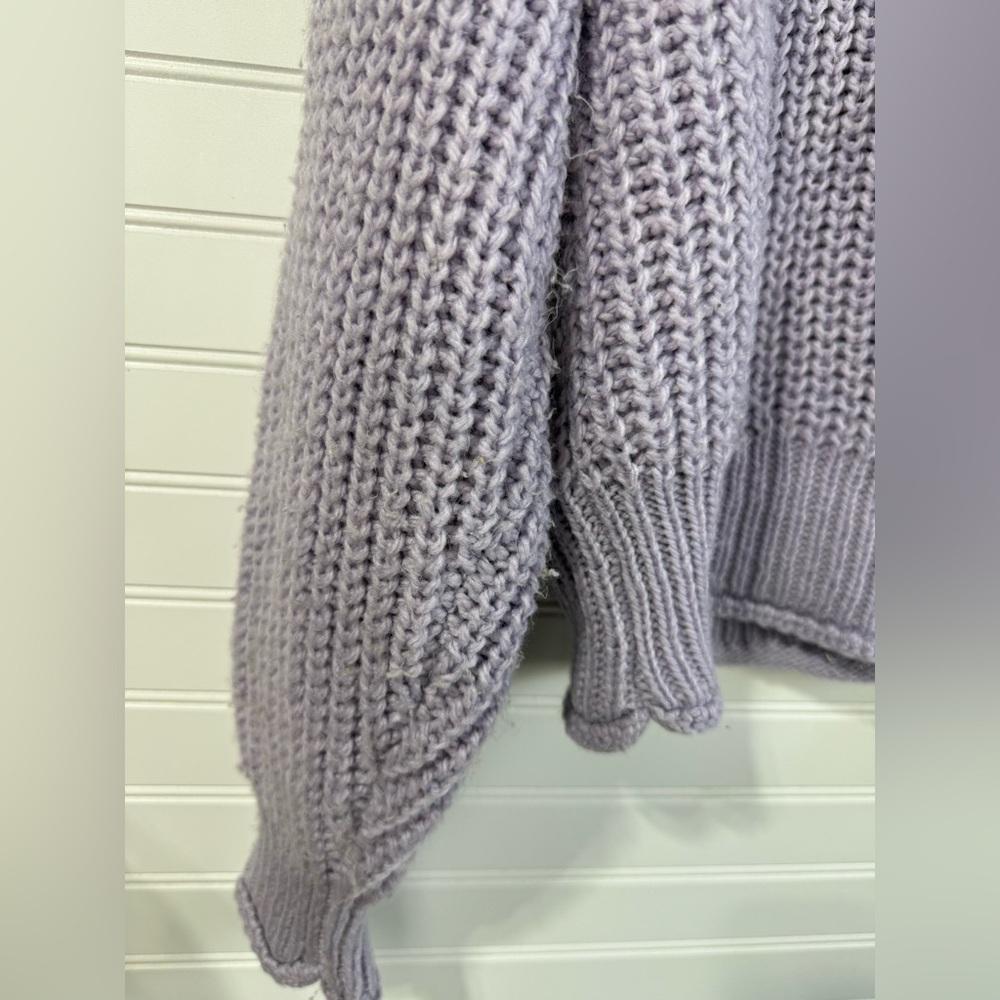 H&M women’s light purple chunky knit oversized vneck sweater. Size M - Picture 3 of 6